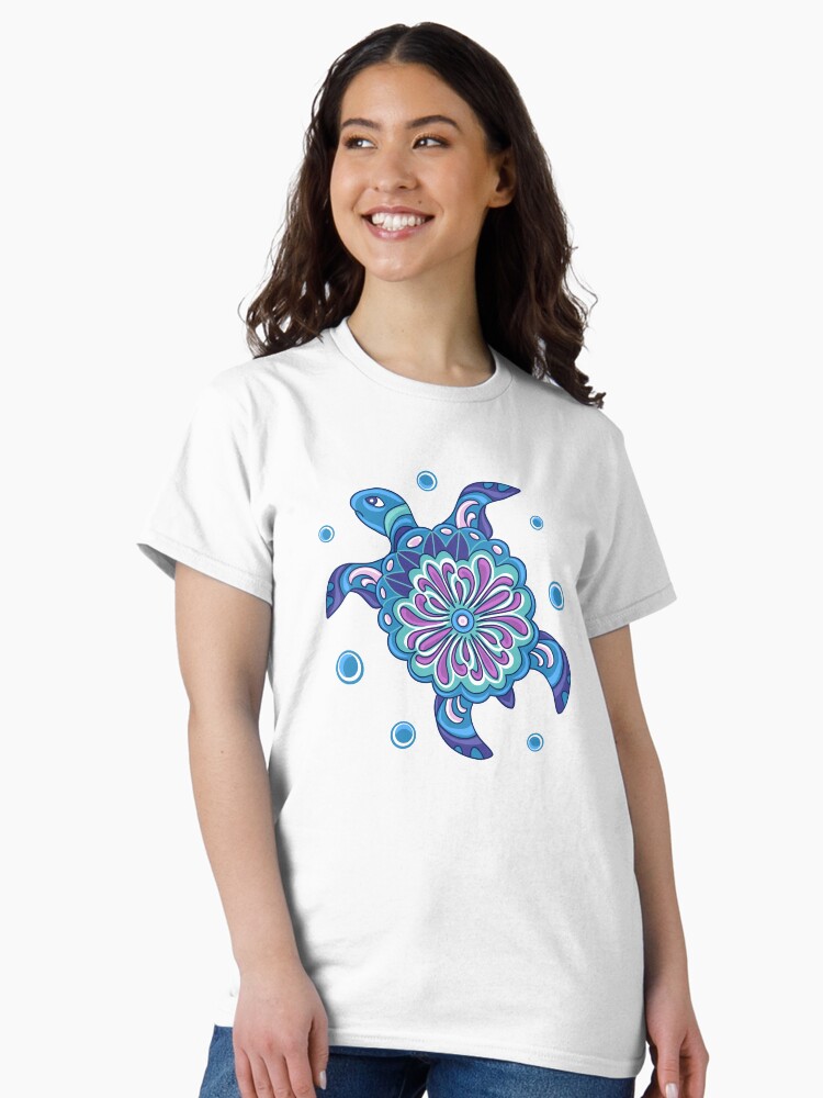 Aperçu 1 sur 7. T-shirt classique avec l'œuvre Motif tortue de mer créée et vendue par olgart.