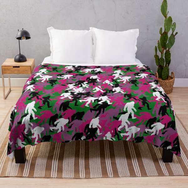 Aperçu de l'œuvre Imprimé camouflage Bigfoot rose avec fond vert créée et vendue par H-A-S-A.