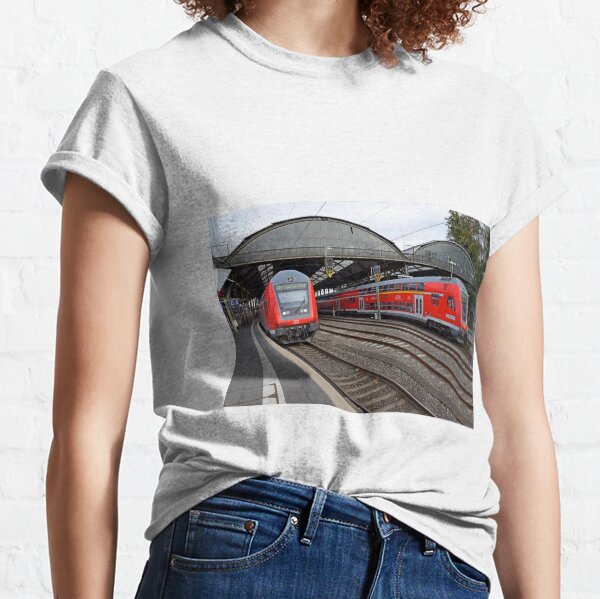 Züge der Deutschen Bahn am Bahnhof Aachen, Deutschland Classic T-Shirt