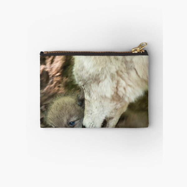 Aperçu de l'œuvre Arctic Wolf And Pups créée et vendue par WolvesOnly.