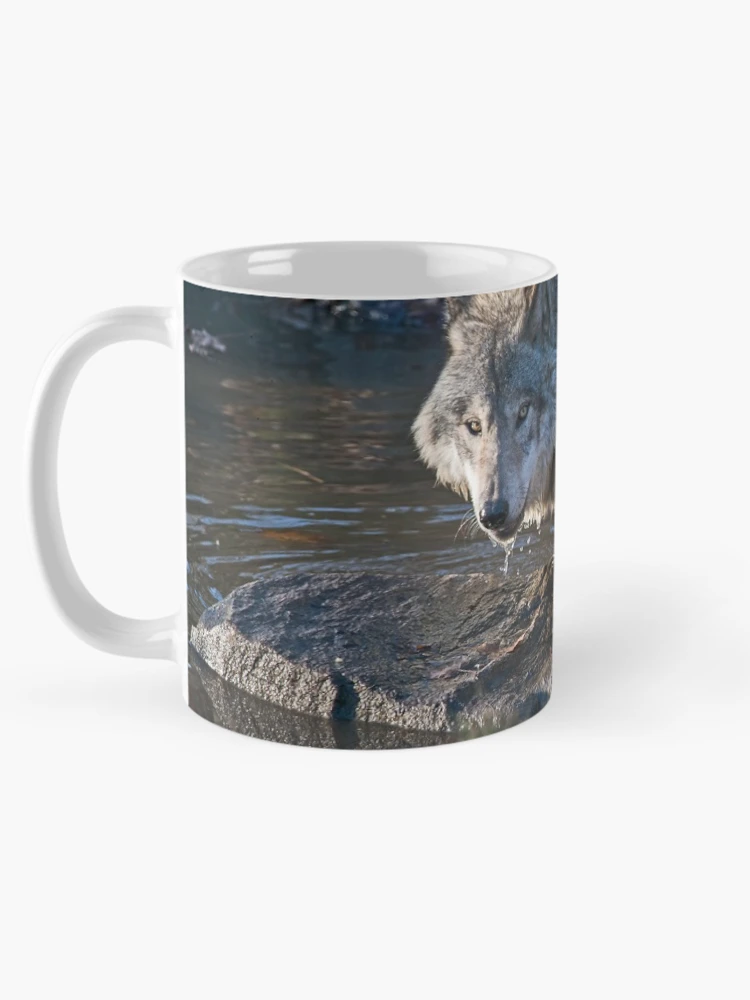 Aperçu 5 sur 6. Mug à café avec l'œuvre Timber Wolf créée et vendue par WolvesOnly.