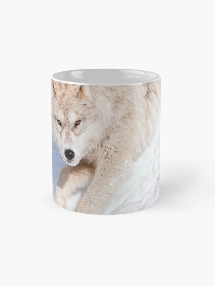 Aperçu 4 sur 6. Mug à café avec l'œuvre Arctic Wolf Pup créée et vendue par WolvesOnly.