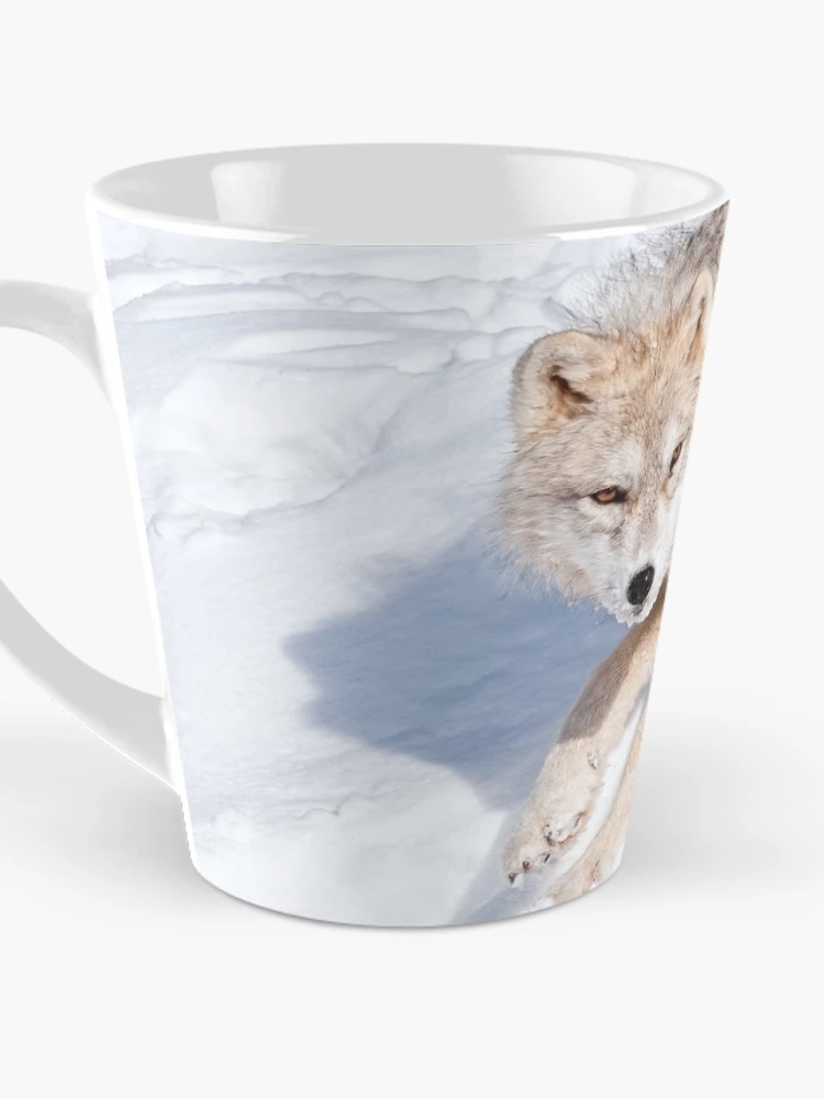 Aperçu 3 sur 4. Mug à café avec l'œuvre Arctic Wolf Pup créée et vendue par WolvesOnly.