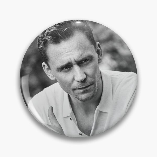 Artikelvorschau, Tom Hiddleston schwarz und weiß entworfen und verkauft von dulciejxo.