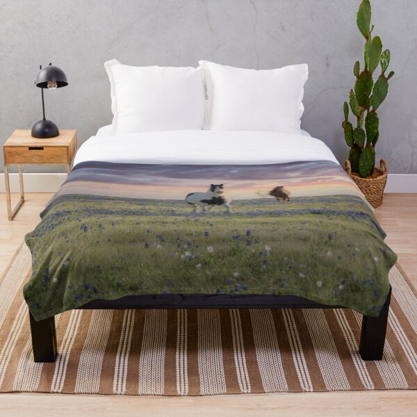 Aperçu de l'œuvre Peinture cheval pastel coucher de soleil violet lupin bluebonnets créée et vendue par BerryvineImage.