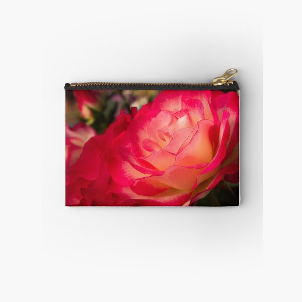 Artikelvorschau, Leuchtend rote Rose entworfen und verkauft von MarkFoleyPhoto.