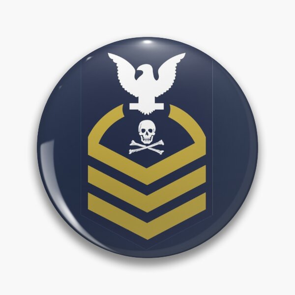 Artikelvorschau, Pirate Chief Petty Officer - Küstenwache CPO - Totenkopf mit gekreuzten Knochen entworfen und verkauft von AlwaysReadyCltv.