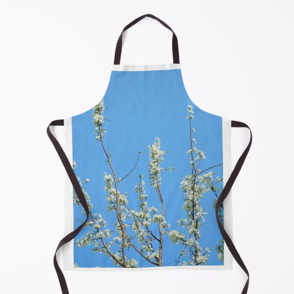 Aperçu de l'œuvre Fleurs blanches de neige sur la branche et le ciel bleu. créée et vendue par TheNatureTalent.