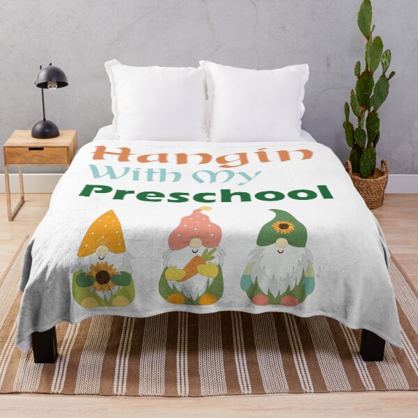 Aperçu de l'œuvre Hangin avec mes gnomes préscolaires créée et vendue par yioshirts.