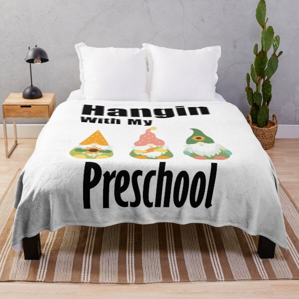 Aperçu de l'œuvre Hangin avec mes gnomes préscolaires créée et vendue par yioshirts.