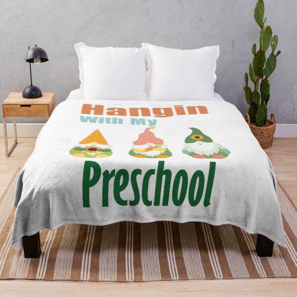 Aperçu de l'œuvre Hangin avec mes gnomes préscolaires créée et vendue par yioshirts.