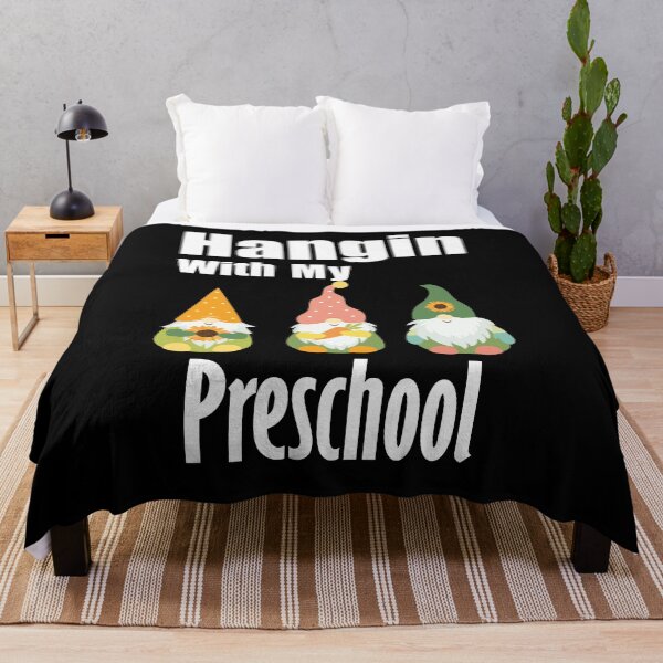 Aperçu de l'œuvre Hangin avec mes gnomes préscolaires créée et vendue par yioshirts.