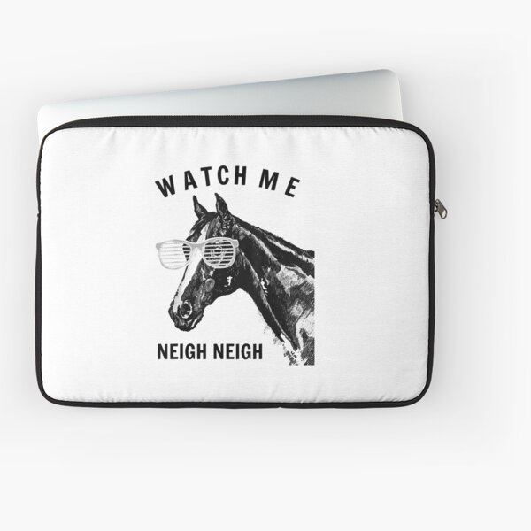 Aperçu de l'œuvre Watch Me Neigh Neigh Funny Race Horse créée et vendue par spherevilla.