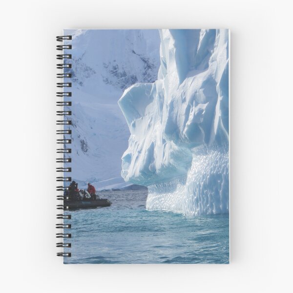 Aperçu de l'œuvre Croisière Zodiac Iceberg en Antarctique | Photographie de voyage créée et vendue par SimZoom.