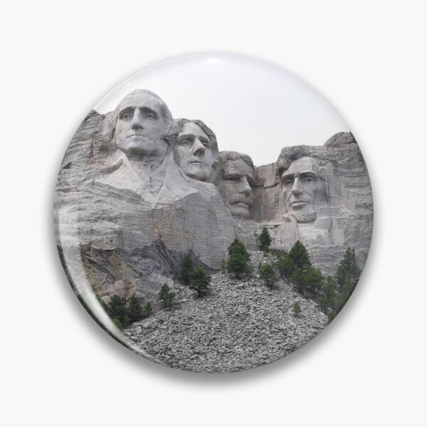 Artikelvorschau, Mount Rushmore aus der Ferne entworfen und verkauft von EzrasTrinkets.