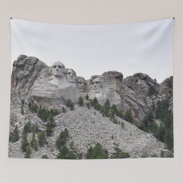 Artikelvorschau, Mount Rushmore aus der Ferne entworfen und verkauft von EzrasTrinkets.