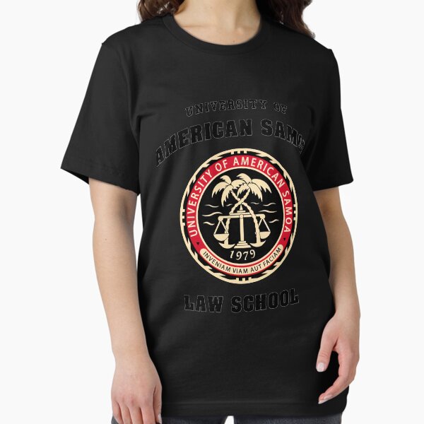 Vista previa del artículo con la obra «Camiseta clásica Logotipo de la facultad de derecho de la Universidad de Samoa Americana Better Call Saul.png», diseñado y vendido por JamieKethe.