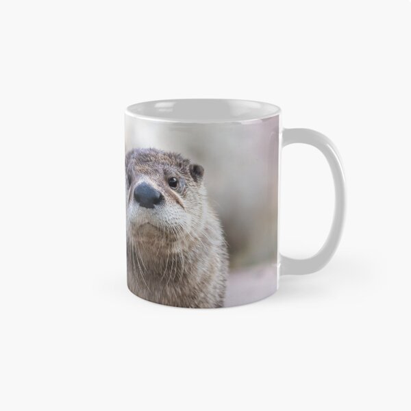 Artikelvorschau, North American River Otter-Porträt mit weichem, unscharfem Hintergrund entworfen und verkauft von Rabbitti.