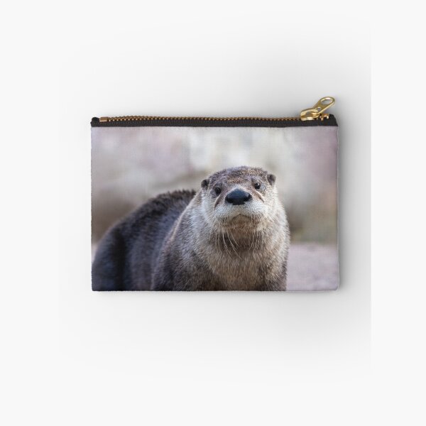Artikelvorschau, North American River Otter-Porträt mit weichem, unscharfem Hintergrund entworfen und verkauft von Rabbitti.