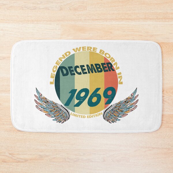 Aperçu de l'œuvre Les légendes sont nées en décembre 1969, T-shirt classique créée et vendue par BUTTER7FLY.