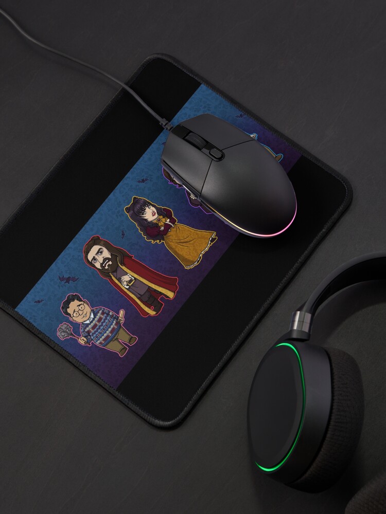 Aperçu 4 sur 5. Tapis de souris avec l'œuvre Petit gang de What We Do dans l'ombre créée et vendue par JadedSketch.