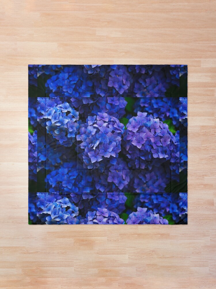 Colcha «Flores de flor de hortensia morada» de newburyboutique | Redbubble