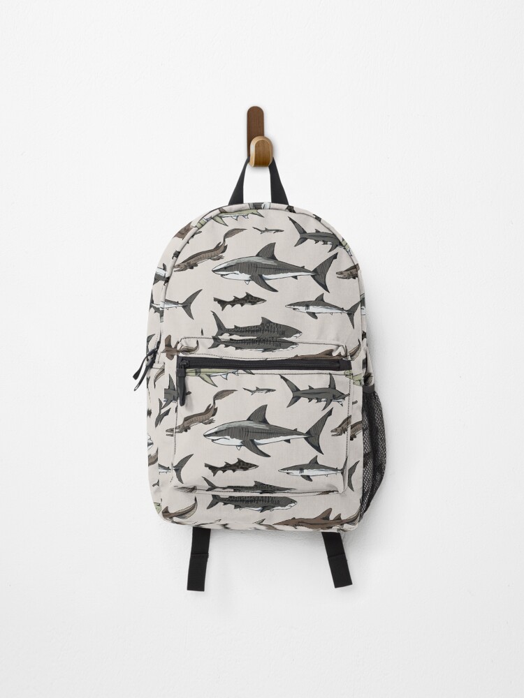 Sac à dos for Sale avec l'œuvre « Motif de requin » de l'artiste