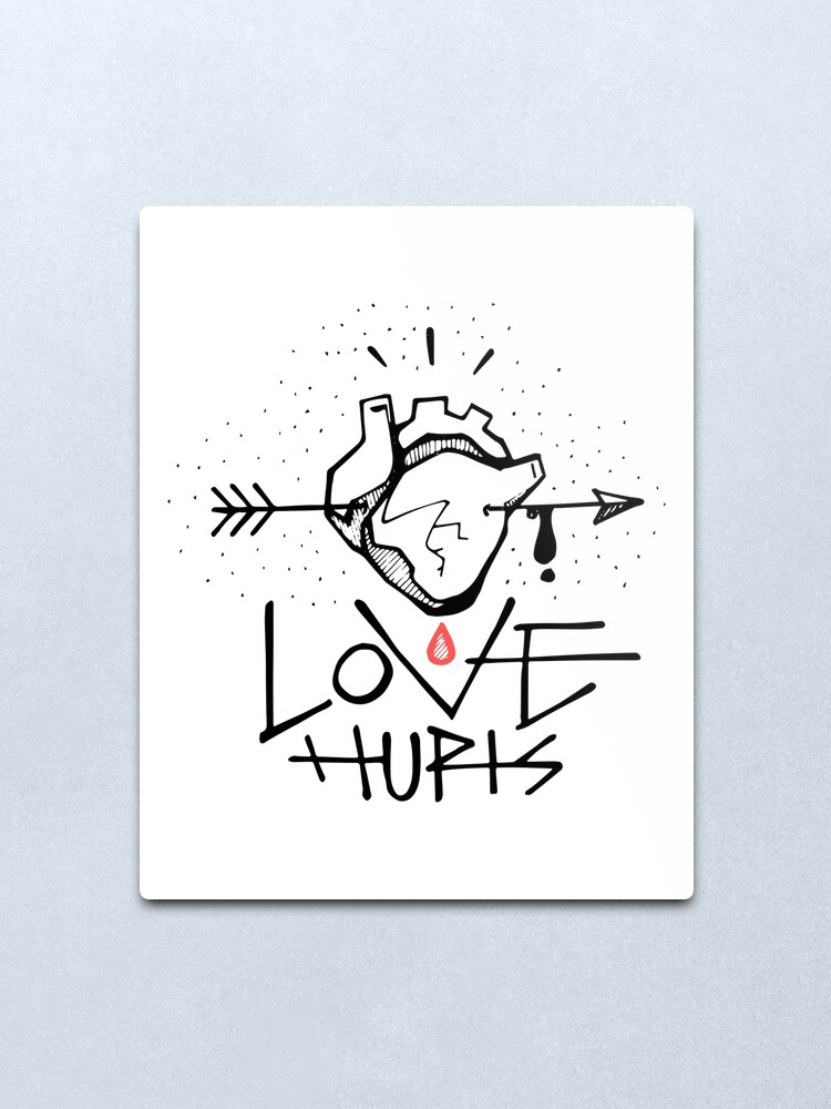 Impression Metallique Coeur Humain Fleche Et L Amour Blesse Phrase Par Bernardojbp Redbubble