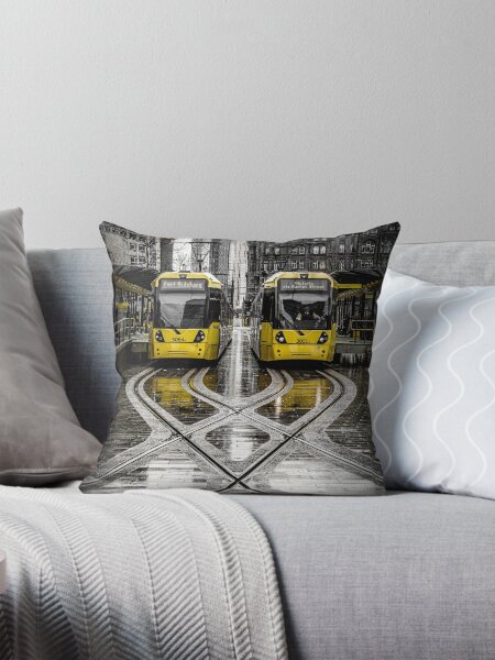 Aperçu de l'œuvre Yellow Manchester Trams at Tram Stop in Rain créée et vendue par Tony North.