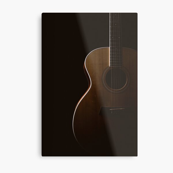 Aperçu de l'œuvre Guitare acoustique sur fond noir créée et vendue par Lisa Thomas.