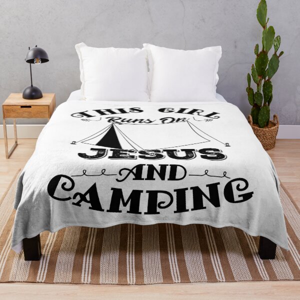 Artikelvorschau, Dieses Mädchen läuft auf Jesus und Camping Design Christliches Geschenk entworfen und verkauft von theodoros20.
