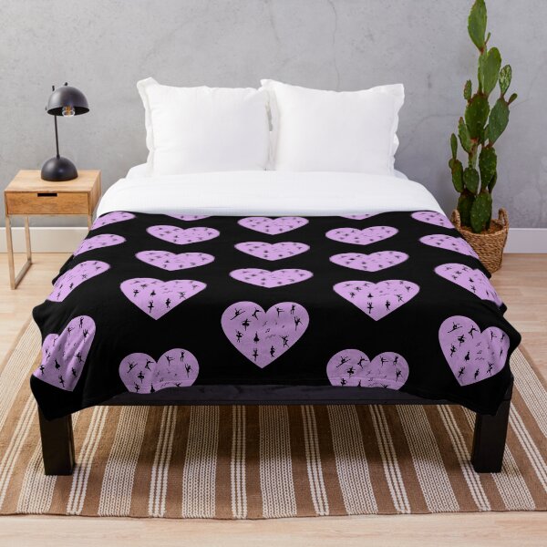 Aperçu de l'œuvre Cadeau de la Saint-Valentin pour danseuse de ballet - figures de ballerine en noir sur coeur violet créée et vendue par simonayoshida.