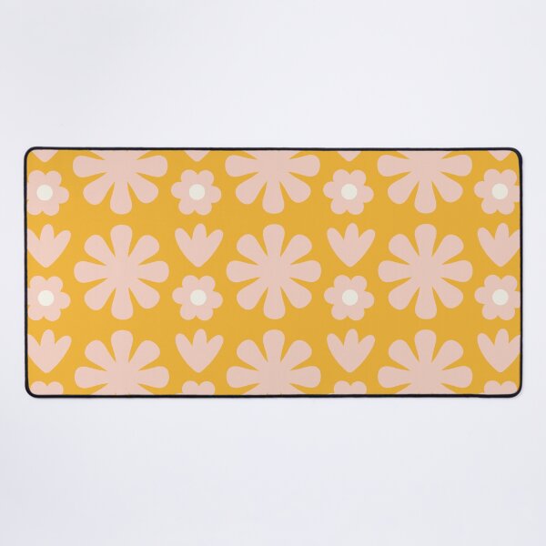 Aperçu de l'œuvre Motif de fleurs rétro Scandi Floral Grid en jaune moutarde, rose blush pâle et crème créée et vendue par kierkegaard.