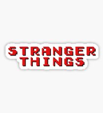 Pegatina Logotipo del título de cosas extrañas con texto de computadora retro