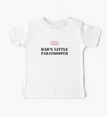 DER KLEINE PARATROOPER DES VATI Baby T-Shirt