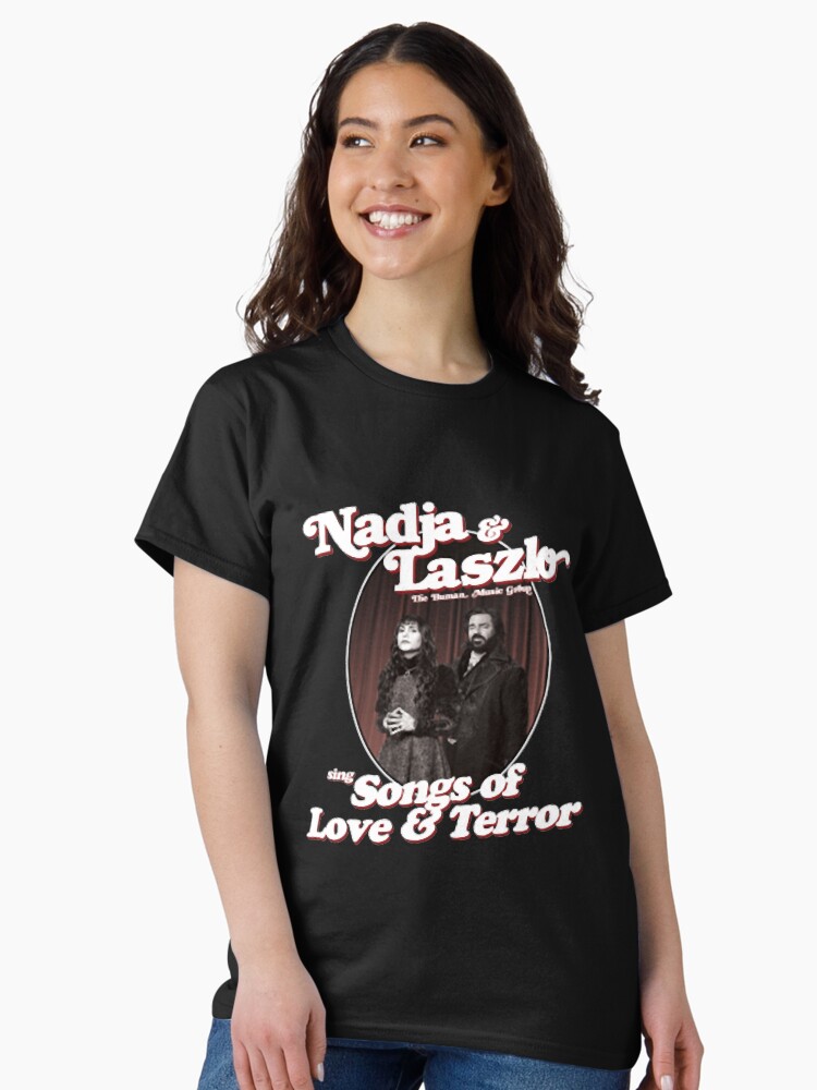 Aperçu 2 sur 7. T-shirt classique avec l'œuvre Nadja et Laszlo The Human Music Group chantent des chansons d'amour et de terreur créée et vendue par SARAHKUHNS.