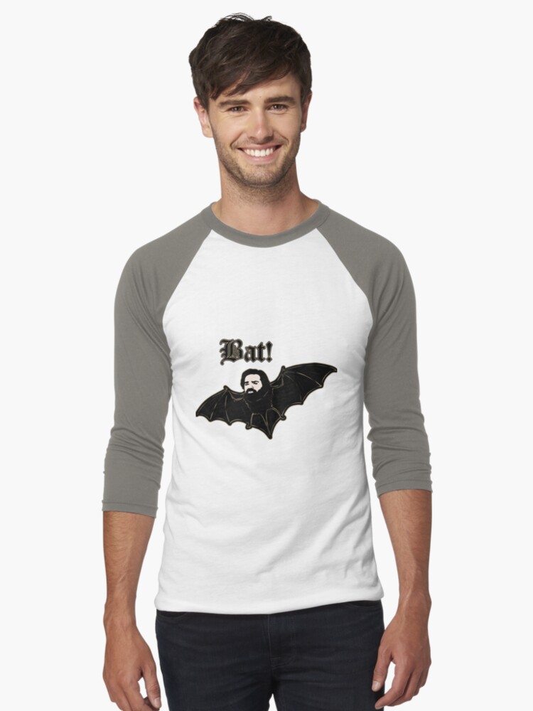 Aperçu 1 sur 3. T-shirt baseball manches ¾ avec l'œuvre Laszlo - BAT créée et vendue par MindiLevijoki.