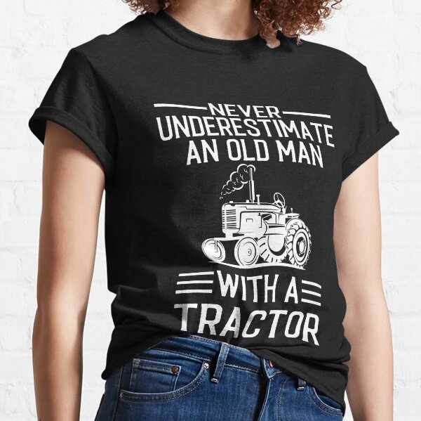 Vista previa del artículo con la obra «Nunca subestimes a un anciano con un tractor: regalo divertido para un granjero», diseñado y vendido por Creative Angel.