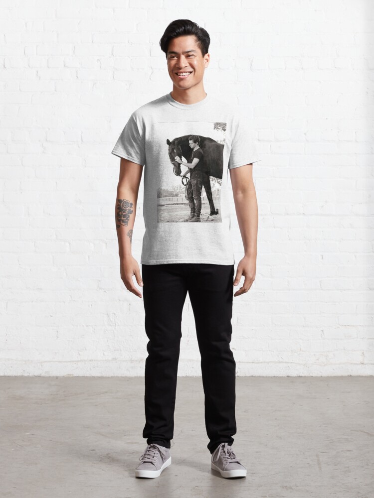 Schwarzes Pferd Und Tom Holland Classic T-Shirt