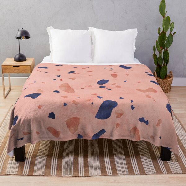 Artikelvorschau, Dunkelblaue und pastellrosa Terrazzo Memphis entworfen und verkauft von Sylvain Combe.