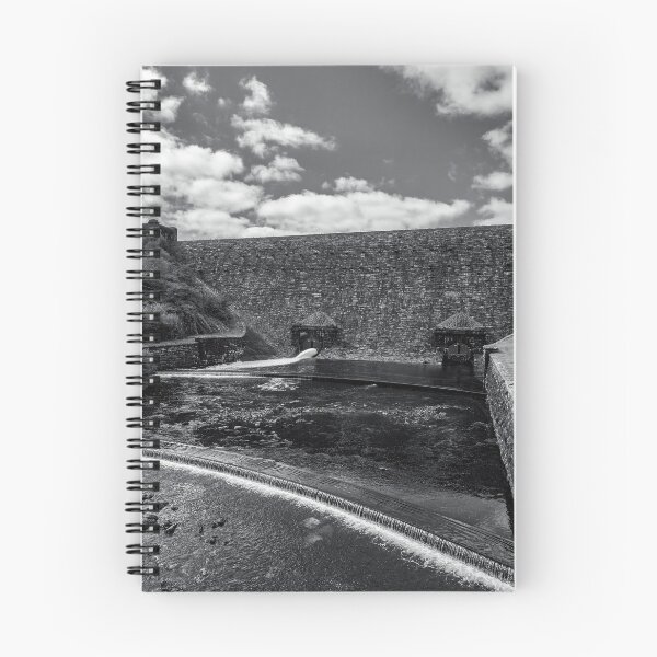 Artikelvorschau, Caban Coch Dam, Elan Valley, schwarz-weiß entworfen und verkauft von MaclarenPhoto.