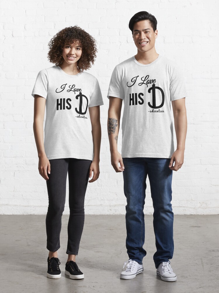 Camiseta «Amo su D y amo su camiseta, regalo para pareja, amo su dedicación, amo su personalidad, camisetas divertidas para parejas, a juego de aniversario» de Design-Maniya | Redbubble