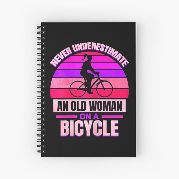 Aperçu de l'œuvre Ne sous-estimez jamais une vieille femme à vélo créée et vendue par spherevilla.