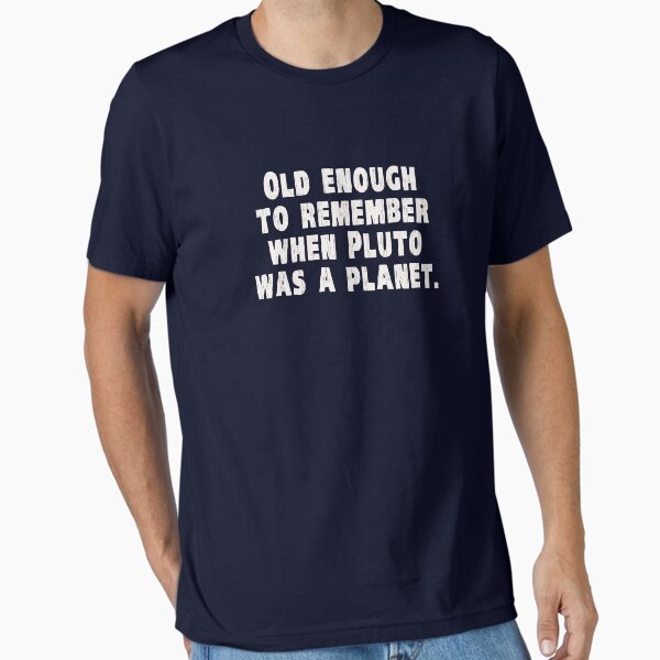 Vista previa del artículo con la obra «Lo suficientemente viejo como para recordar cuando Plutón era un planeta», diseñado y vendido por TheShirtYurt.