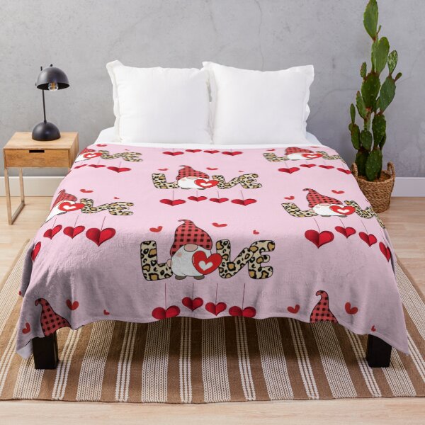 Artikelvorschau, Happy Valentinstag Gnome Love Plaid T-Shirt und Accessoires, süße Herzgeschenke, süßer Gartenzwerg entworfen und verkauft von BhavyaBathla.