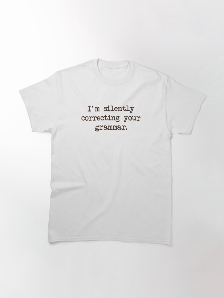 Imagen 3 de 7, Camiseta clásica con la obra Estoy en silencio corrigiendo tu gramática., diseñada y vendida por TheShirtYurt.