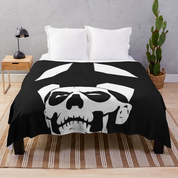 Artikelvorschau, Ghost - Papa Emeritus II - minimalistisches T-Shirt essentiel entworfen und verkauft von EricHenry12.
