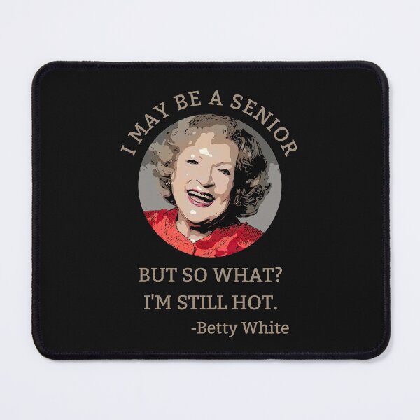 Artikelvorschau, Betty White Zitate - Ich bin vielleicht ein Senior. Na und? Ich bin immer noch heiß. -RUHE IN FRIEDEN entworfen und verkauft von SighFly52.
