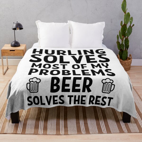 Artikelvorschau, Hurling löst die meisten meiner Probleme. Bier löst den Rest. entworfen und verkauft von TheGreenGoat.