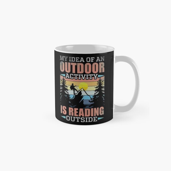Vista previa del artículo con la obra «Mi idea de una actividad al aire libre es leer al aire libre: idea de regalo con diseño de montañas de moda para amantes del camping», diseñado y vendido por Prince - Bestseller ★★★★★.
